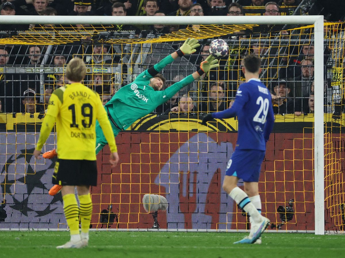 Foto: La acción del único gol del partido. (Reuters/Wolfgang Rattay)