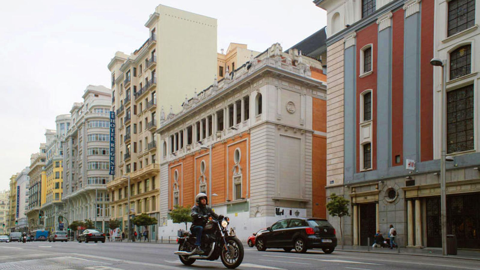 Foto: Edificio del Palacio de la Música (c), ubicado en la Gran Vía de Madrid. (Foto: Pablo López Learte)