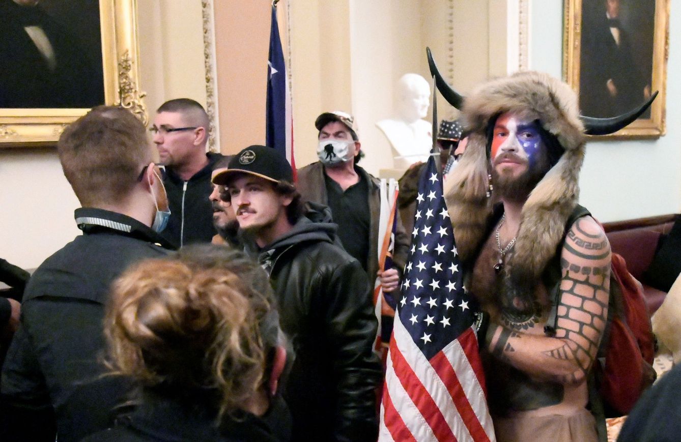 Seguidores de Donald Trump, durante el asalto al Capitolio. (Reuters)