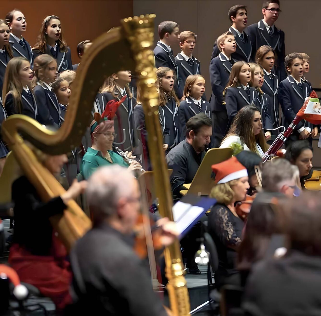 La orquesta sinfónica entona ritmos festivos en sus conciertos navideños estos días. (Cortesía)