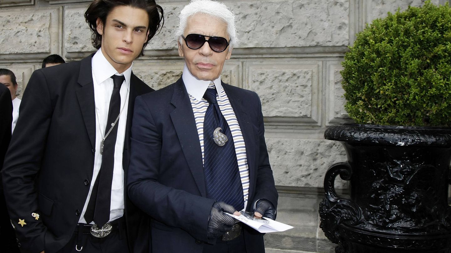 Karl Lagerfeld y Baptiste Giabiconi, en una imagen en la que el modelo parece un malévolo personaje de 'Gossip Girl' camino del instituto y Karl, un millonario del Upper East Side. (Getty)
