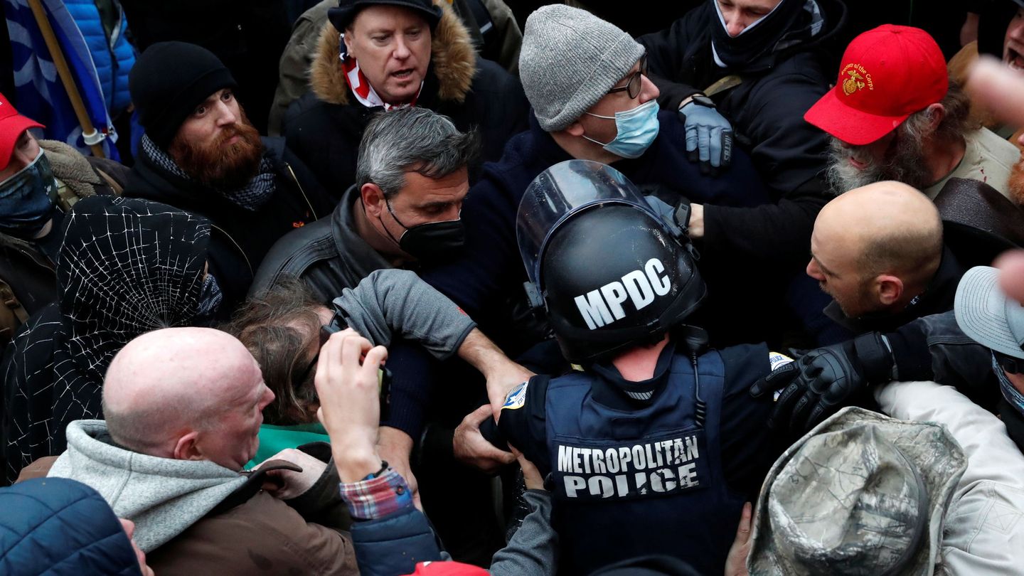 Los manifestantes se enfrentan a la policía del Capitolio. (Reuters) 