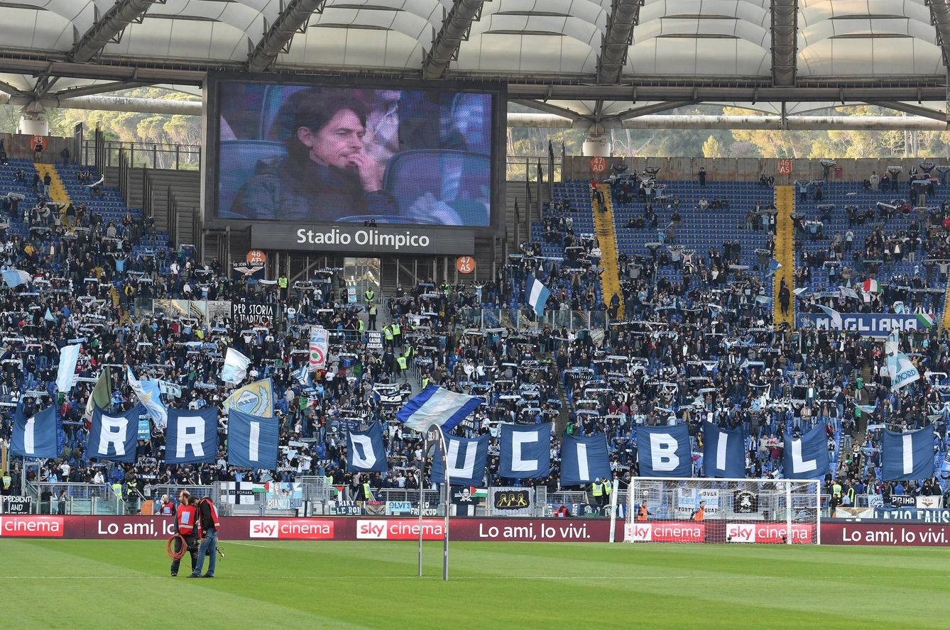 Los 'Irriducibili', en la Curva Nord del Estadio Olímpico de Roma durante un Lazio-Udinese. (Imago)