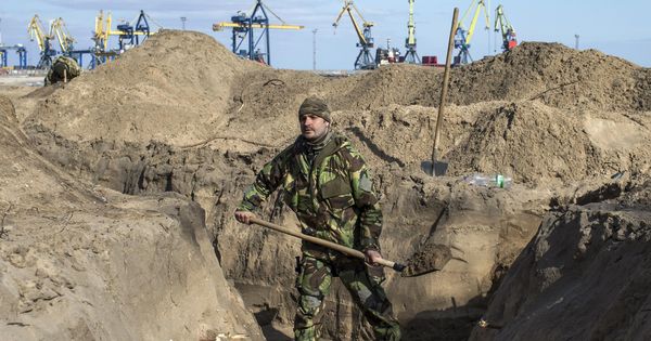 Foto: Un soldado ucraniano cava trincheras en una playa en el puerto de Mariúpol, en el mar de Azov. (Reuters)