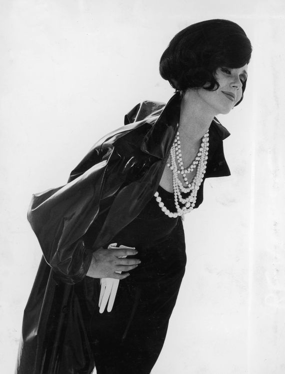 Un LBD de inspiración Chanel con sus perlas. (Getty)