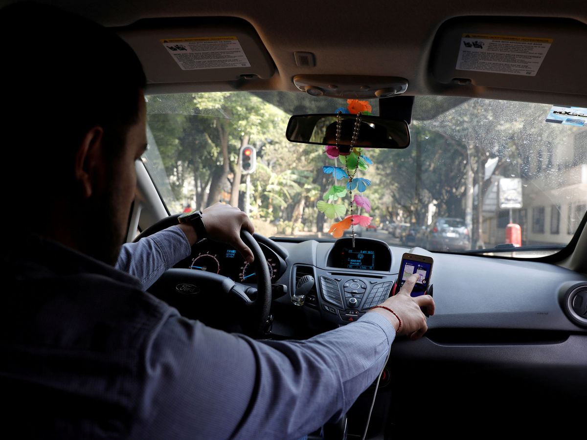 Foto: Llega el radar indetectable que solo te multará si utilizas el móvil en el coche. (Reuters)