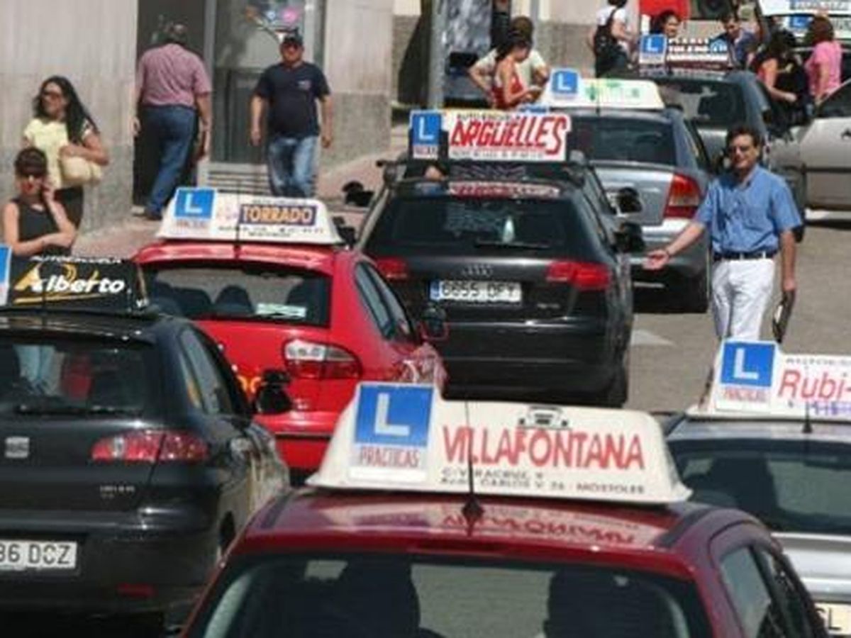 Foto: Varios coches de autoescuela, en la localidad madrileña de Móstoles. (Efe)