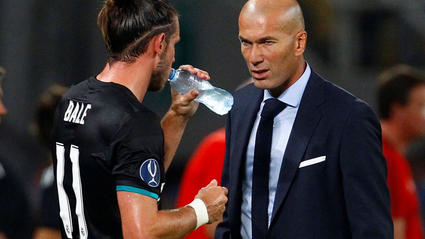 Zidane charla con Bale en la Supercopa de Europa. (Reuters)