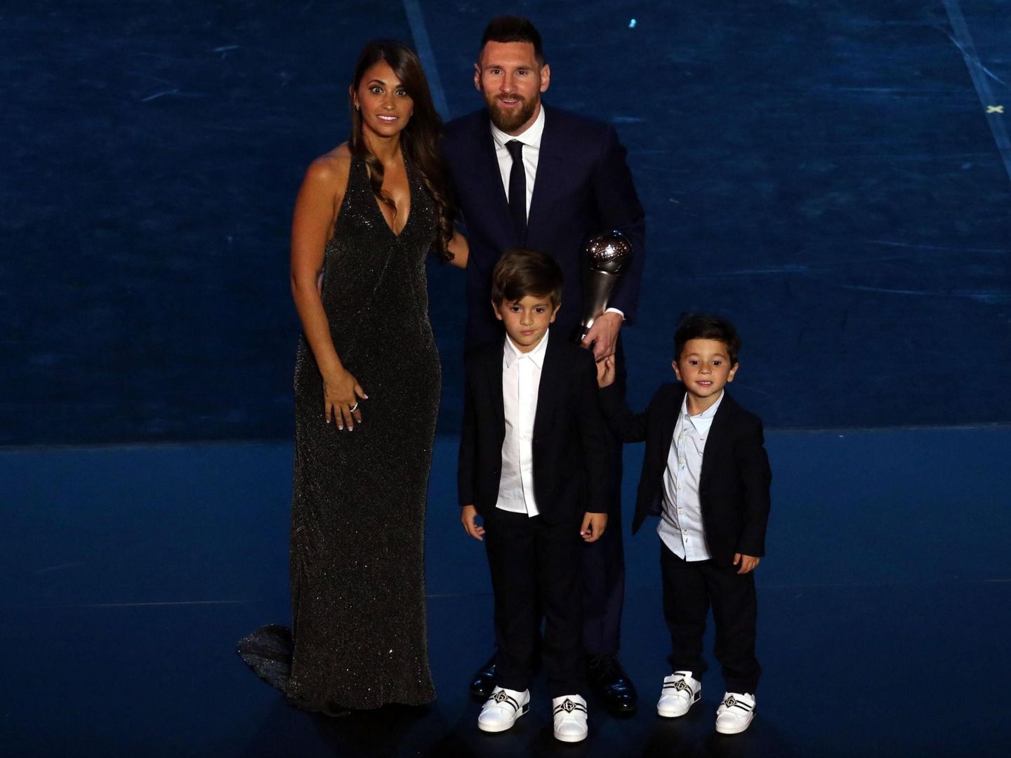 Leo Messi y su familia recogiendo el premio The Best. (EFE)