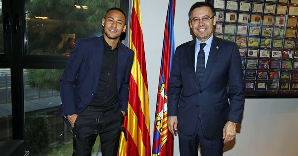 Foto: En la imagen, Neymar y Josep María Bartomeu (EFE)