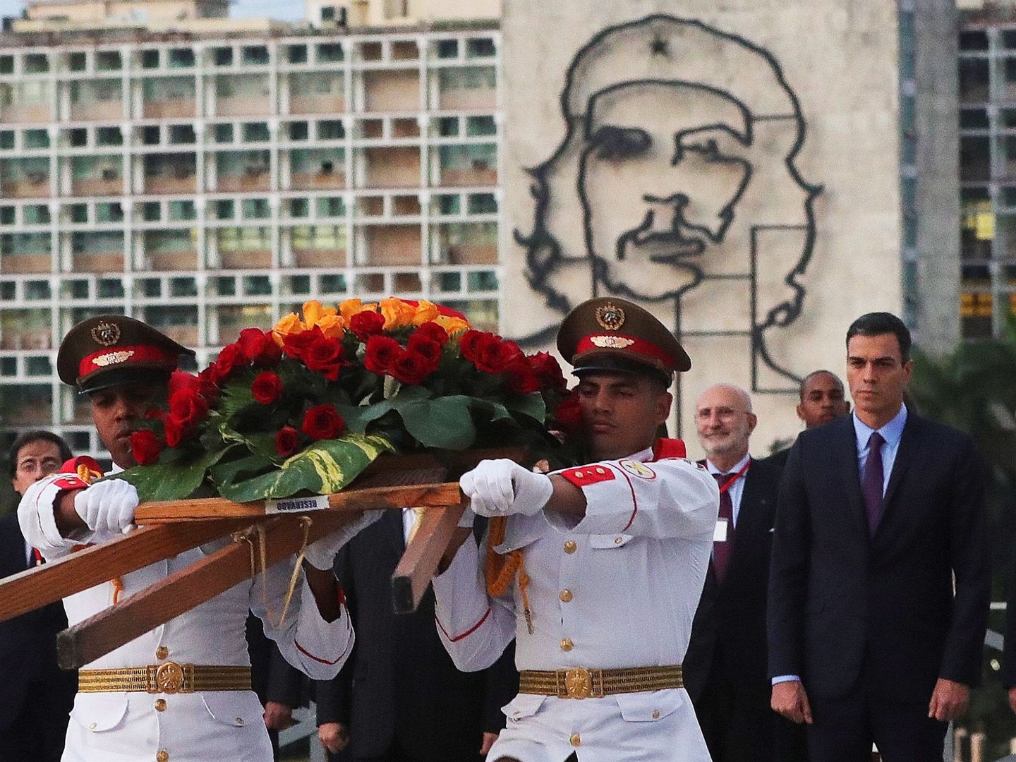 Pedro Sánchez (d), durante la ofrenda foral celebrada este 22 de noviembre en el monumento al prócer independentista cubano José Martí en La Habana. (EFE)