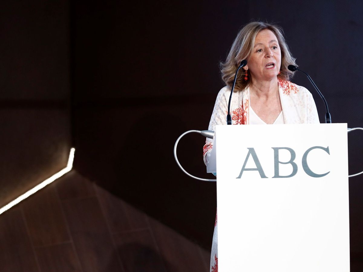 Foto: Catalina Luca de Tena, pronuncia un discurso durante la ceremonia de entrega de los Premios Mariano de Cavia, Luca de Tena y Mingote, en julio de 2020. (EFE)