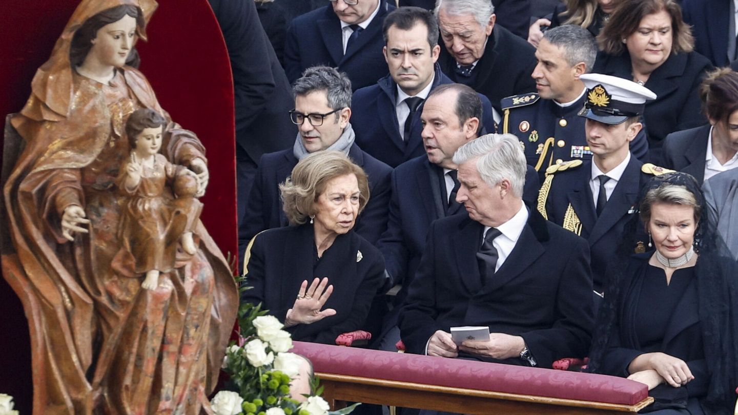 La reina Sofía con los reyes de Bélgica en el funeral. (EFE/FABIO FRUSTACI)