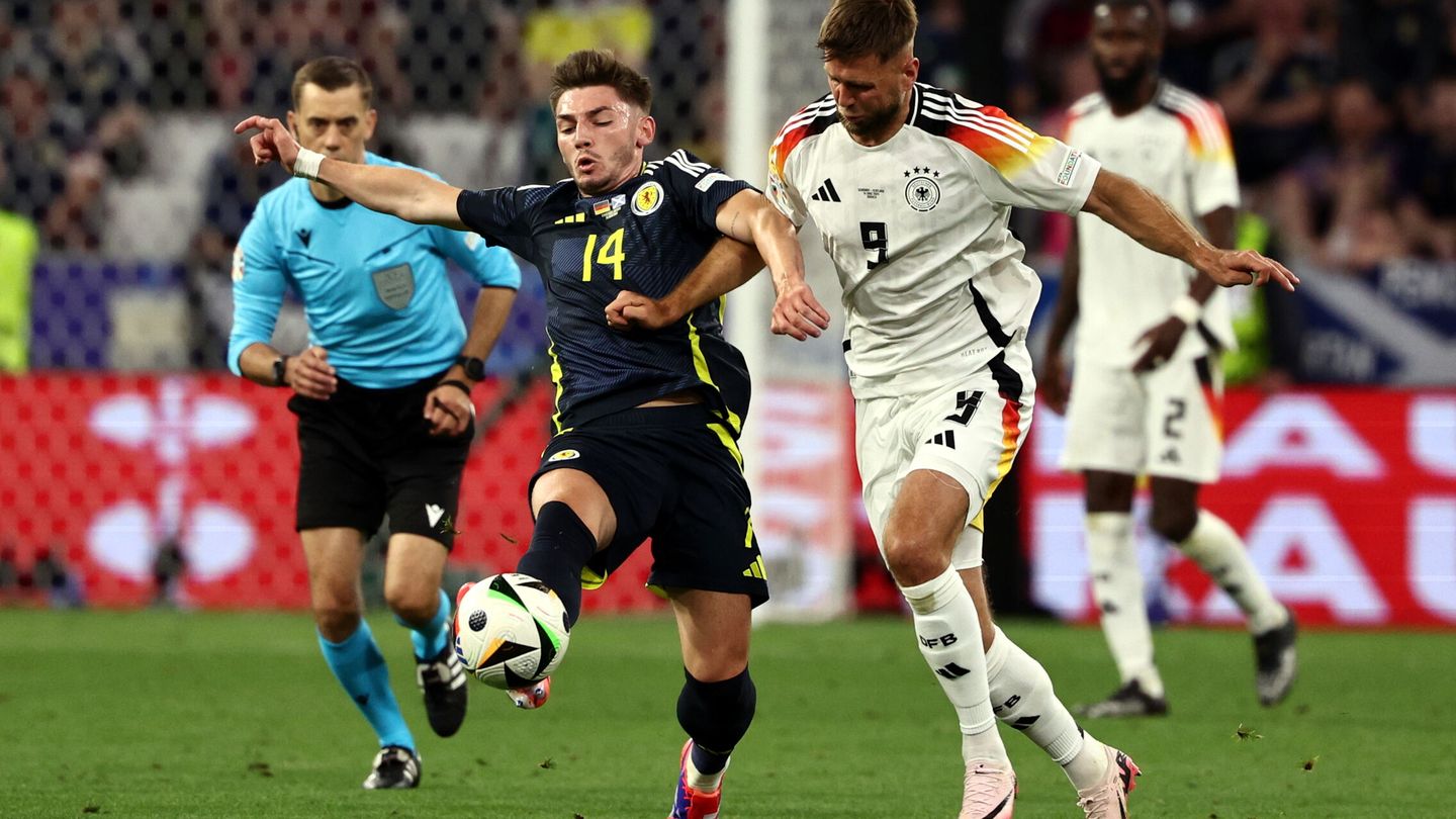 Munich (Germany), 14 06 2024.- Billy Gilmour of Scotland (L) in action against Niclas Fuellkrug of Germany during the UEFA EURO 2024 group A match between Germany and Scotland in Munich, Germany, 14 June 2024. (Alemania) EFE EPA ANNA SZILAGYI 