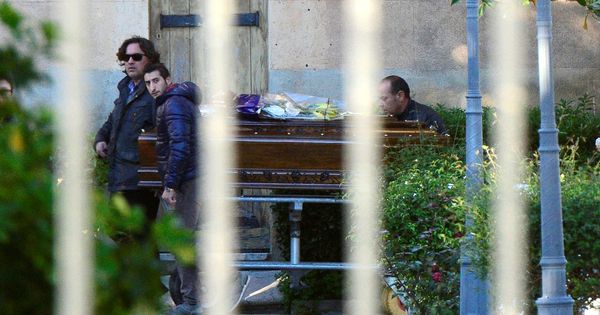 Foto: El ataúd con el cadáver de Toto Riina llega al cementerio de Corleone, en Italia. (Reuters)