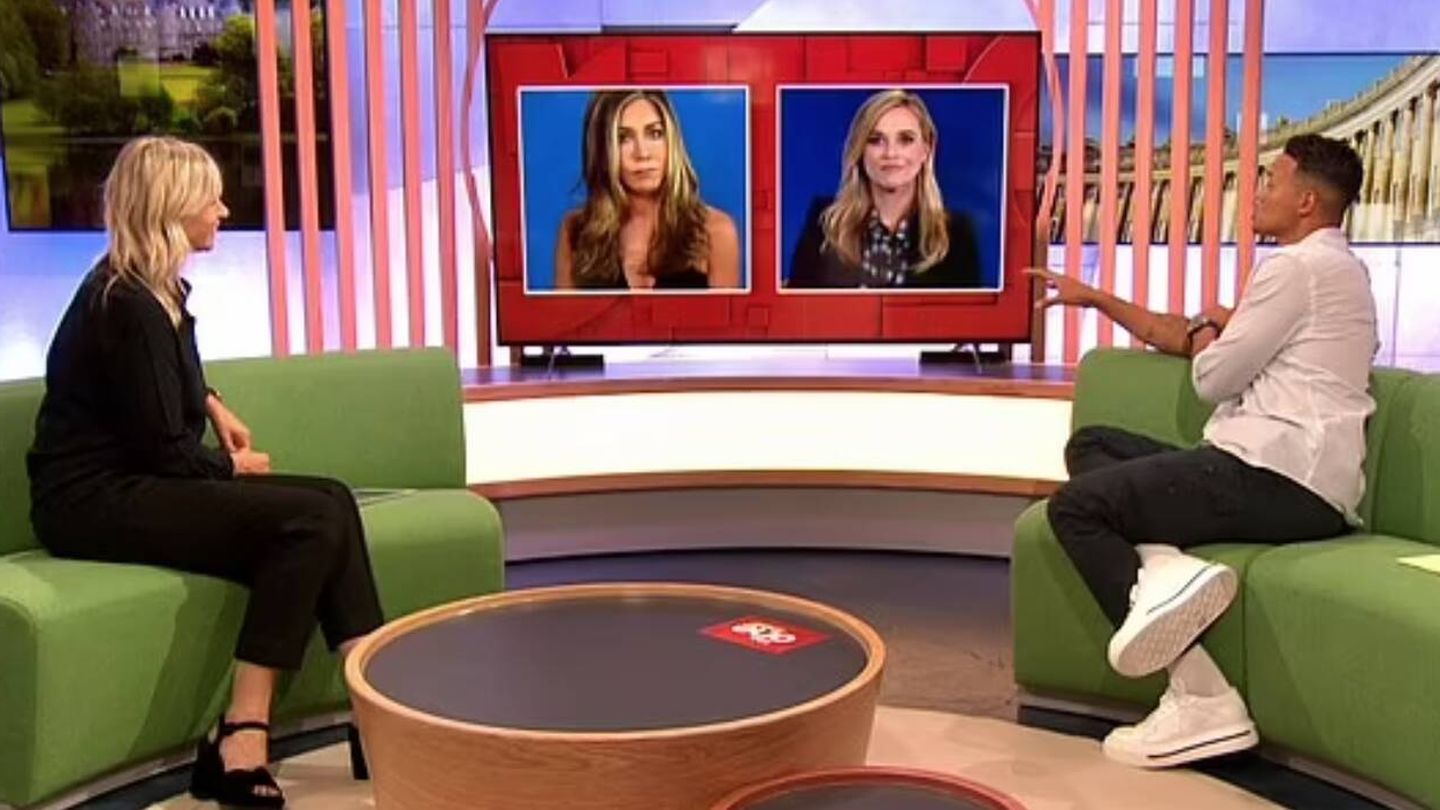 Aniston y Witherspoon, durante la entrevista. (BBC)