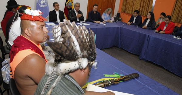 Foto: Líderes indígenas, reunidos con el Gobierno de Ecuador. (EFE)