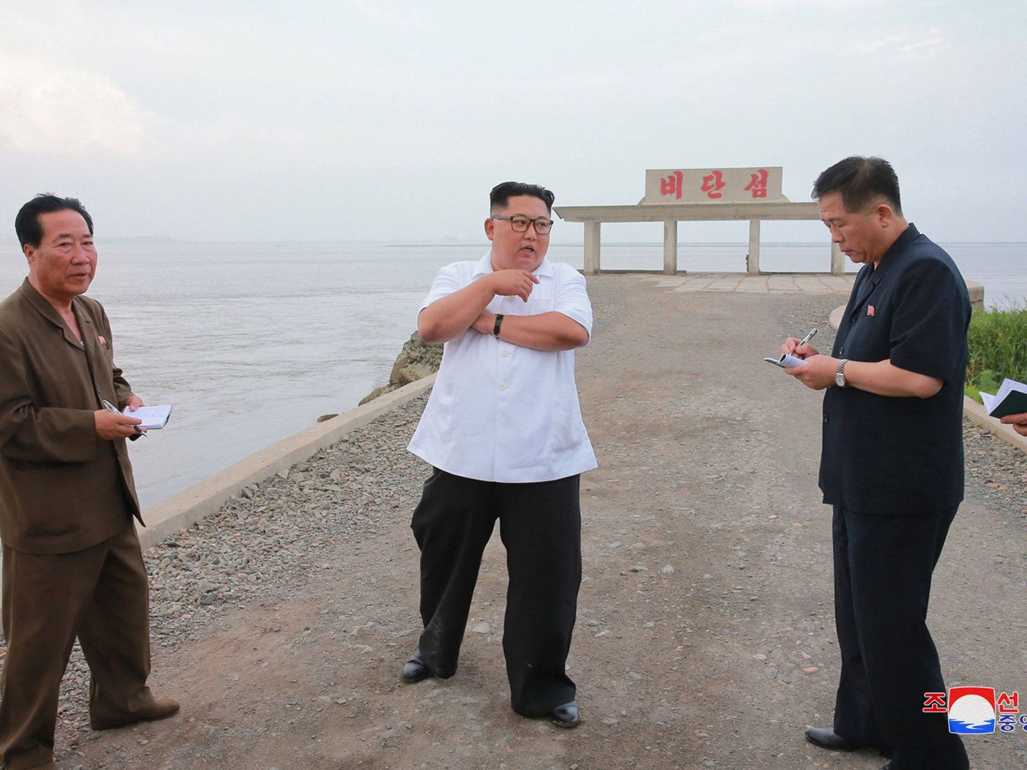 Kim Jong-un, dando instrucciones a sus colaboradores. (Reuters)