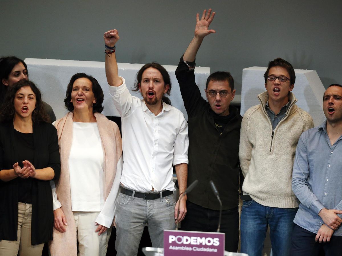Foto: Tania González, Carolina Bescansa, Pablo Iglesias, Juan Carlos Monedero, Íñigo Errejón y Luis Alegre. (Reuters/Juan Medina)