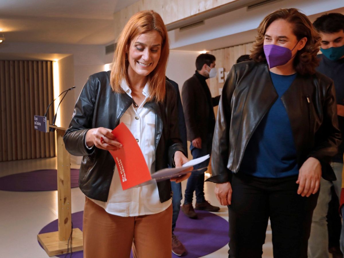 Foto: La candidata de En Comú Podem, Jéssica Albiach (i), acompañada por la alcaldesa de Barcelona, Ada Colau. (EFE)
