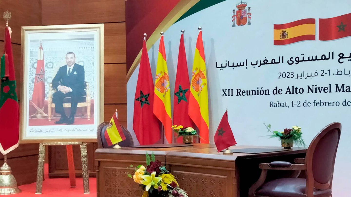 La foto del rey Mohamed VI preside la mesa en la que se han firmado los 22 memorandos entre Marruecos y España, en el Ministerio de Exteriores de Rabat. (M. L.)