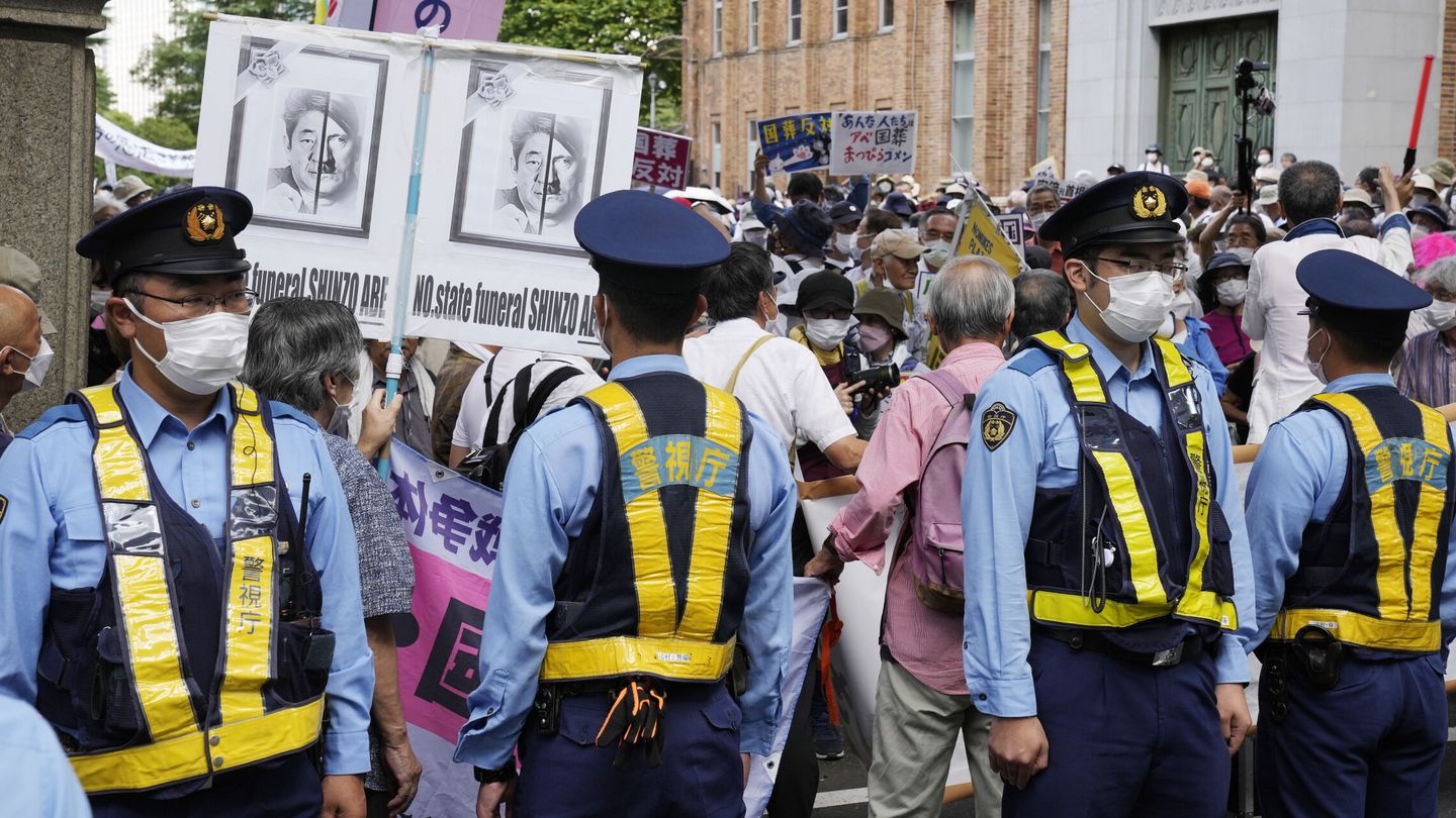 Protestas contra el funeral de Shinzo Abe. (EFE/EPA/Kimimasa Mayama)