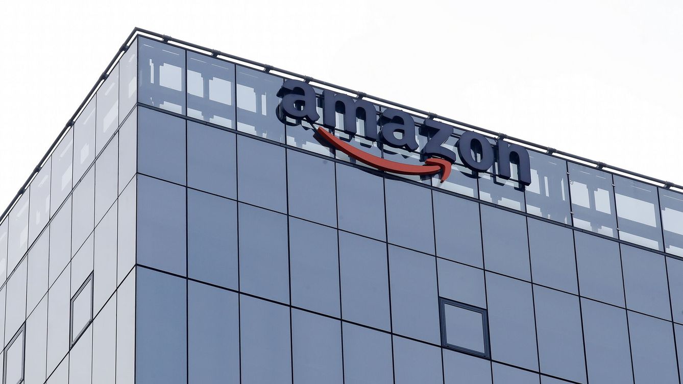 Foto: Vista de un logo de Amazon en un edificio de la compañía. Foto: Reuters