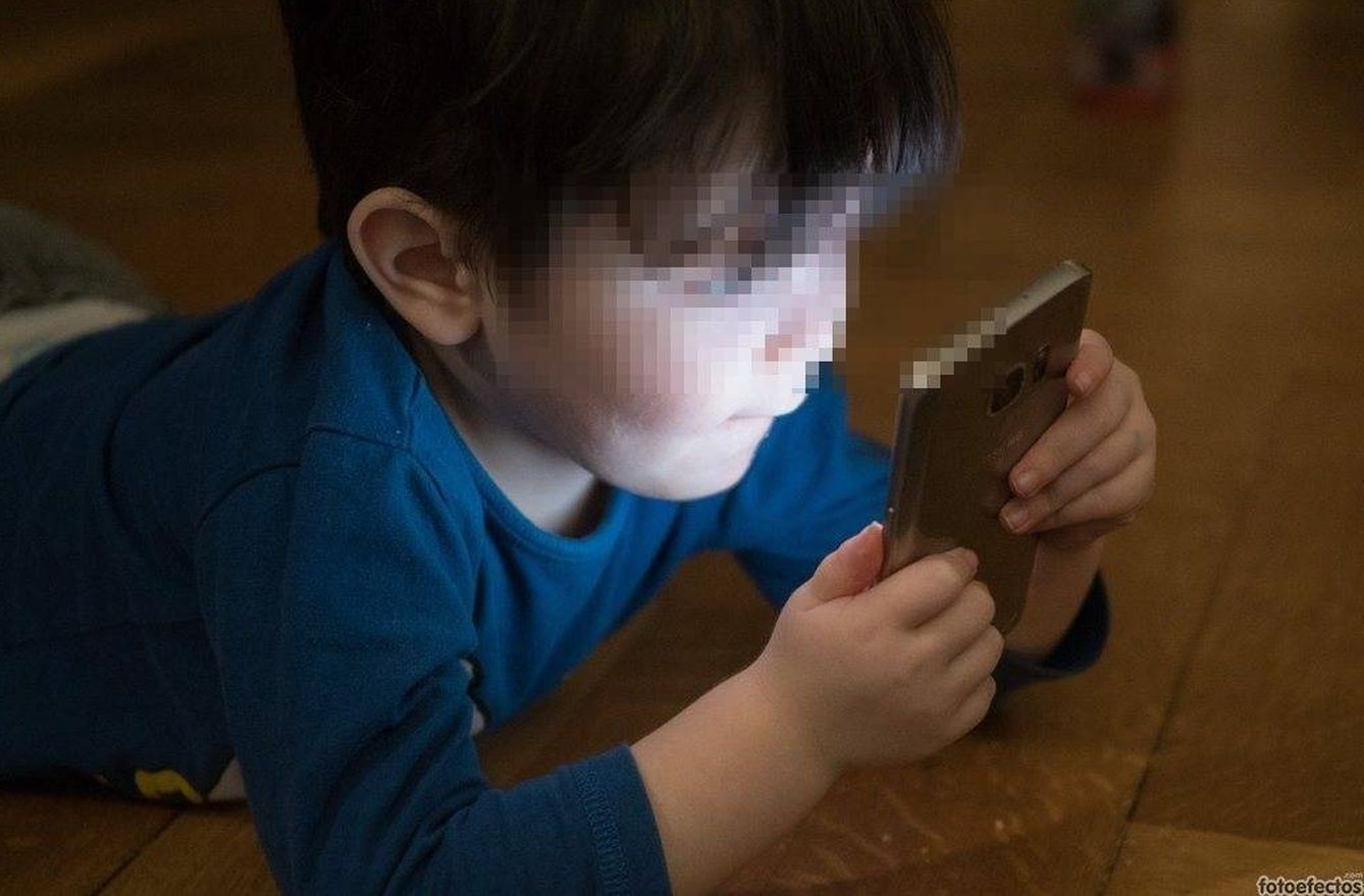 Un niño observa la pantalla de un teléfono inteligente. (Pixabay)