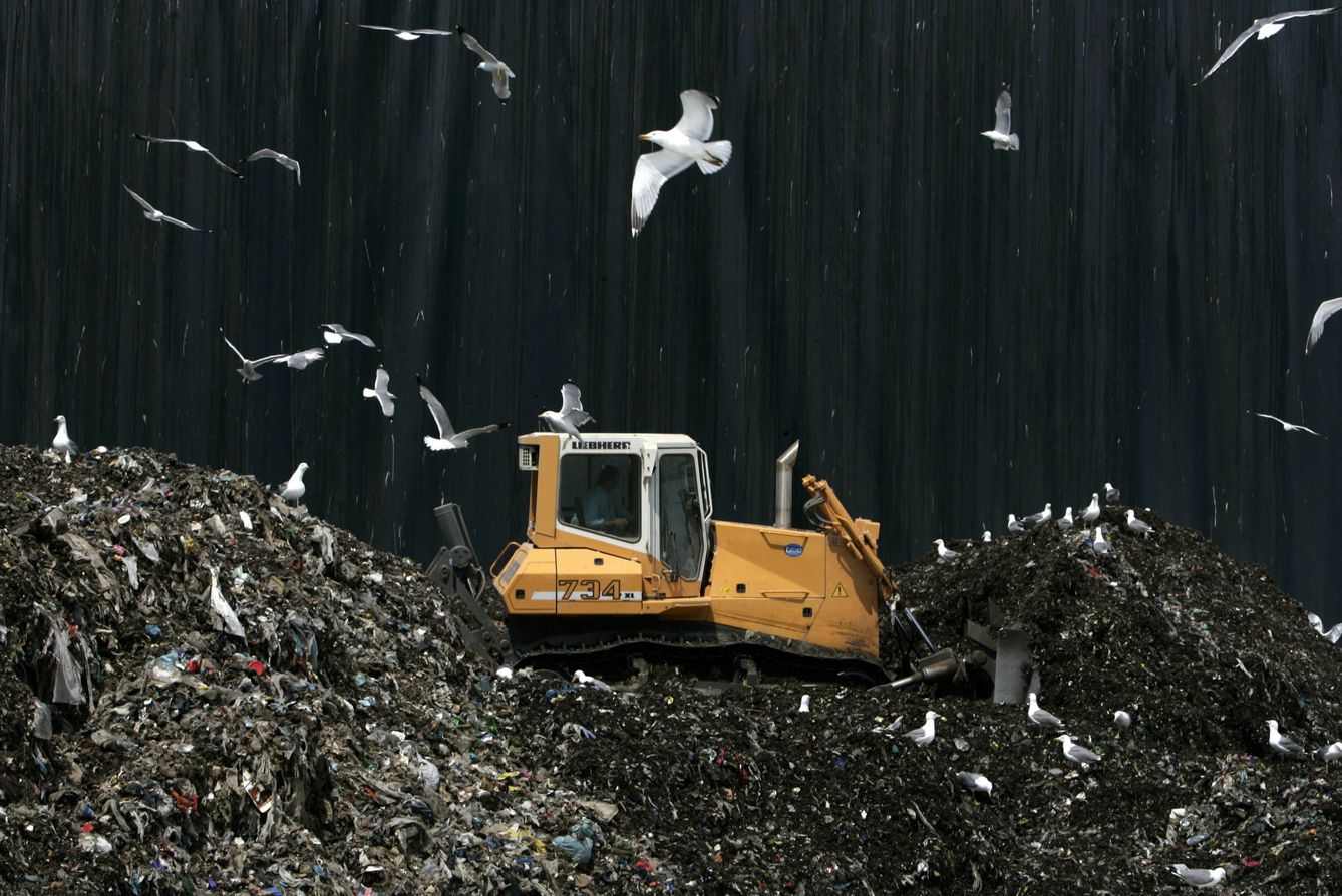 Un bulldozer retira montones de residuos en un basurero municipal en Caserta, cerca de Napolés, Italia. (Reuters)