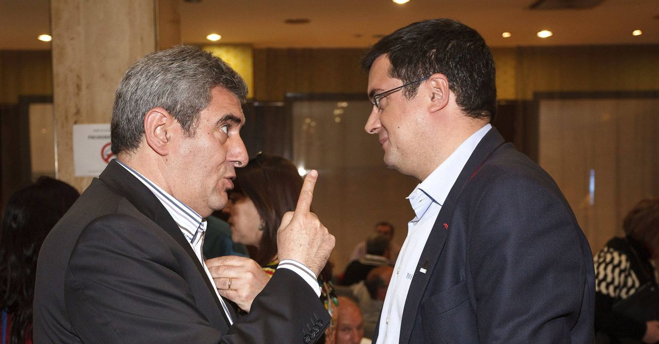 Julio Villarrubia, a la izquierda, y Óscar López, en un comité autonómico del PSOE castellanoleonés en 2013. (EFE)