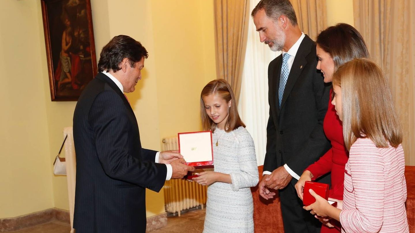 Leonor, recibiendo la insignia de Asturias en su anterior visita al principado. (Casa Real)