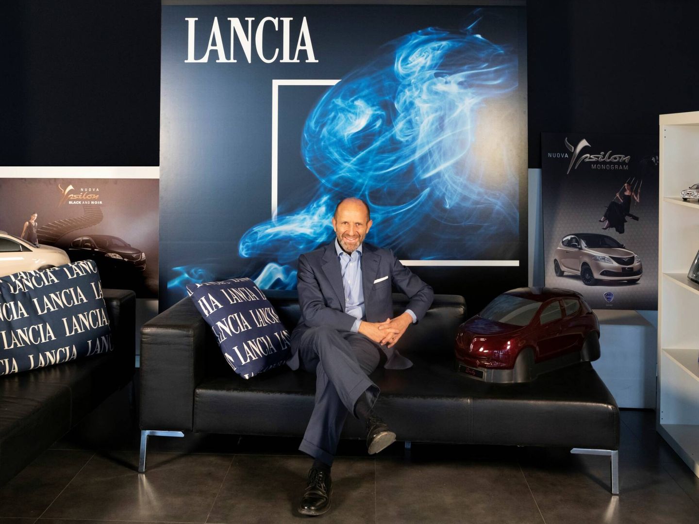 Napolitano explica que Lancia seguirá teniendo concesionarios propios en Italia, pero que fuera de ese país ve espacios más pequeños y compartidos con Alfa Romeo, pero cada una con su exposición.