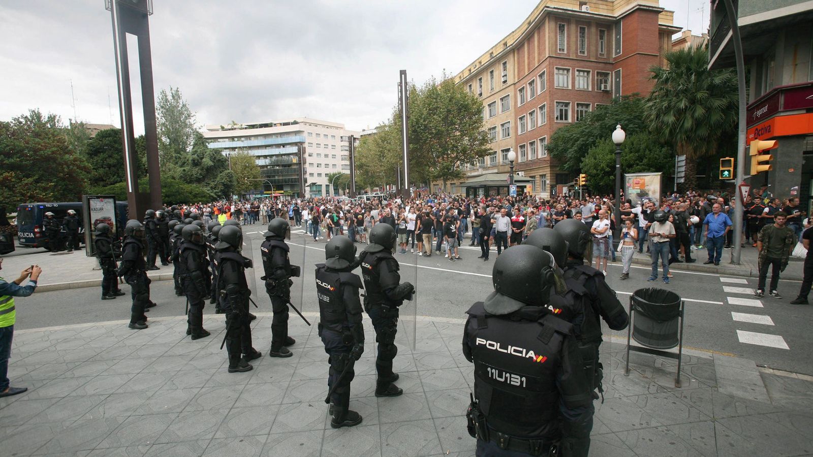 Foto: Agentes de la Policía Nacional forman un cordón policial en el exterior del IES Tarragona el pasado 1 de octubre en Barcelona. (EFE)