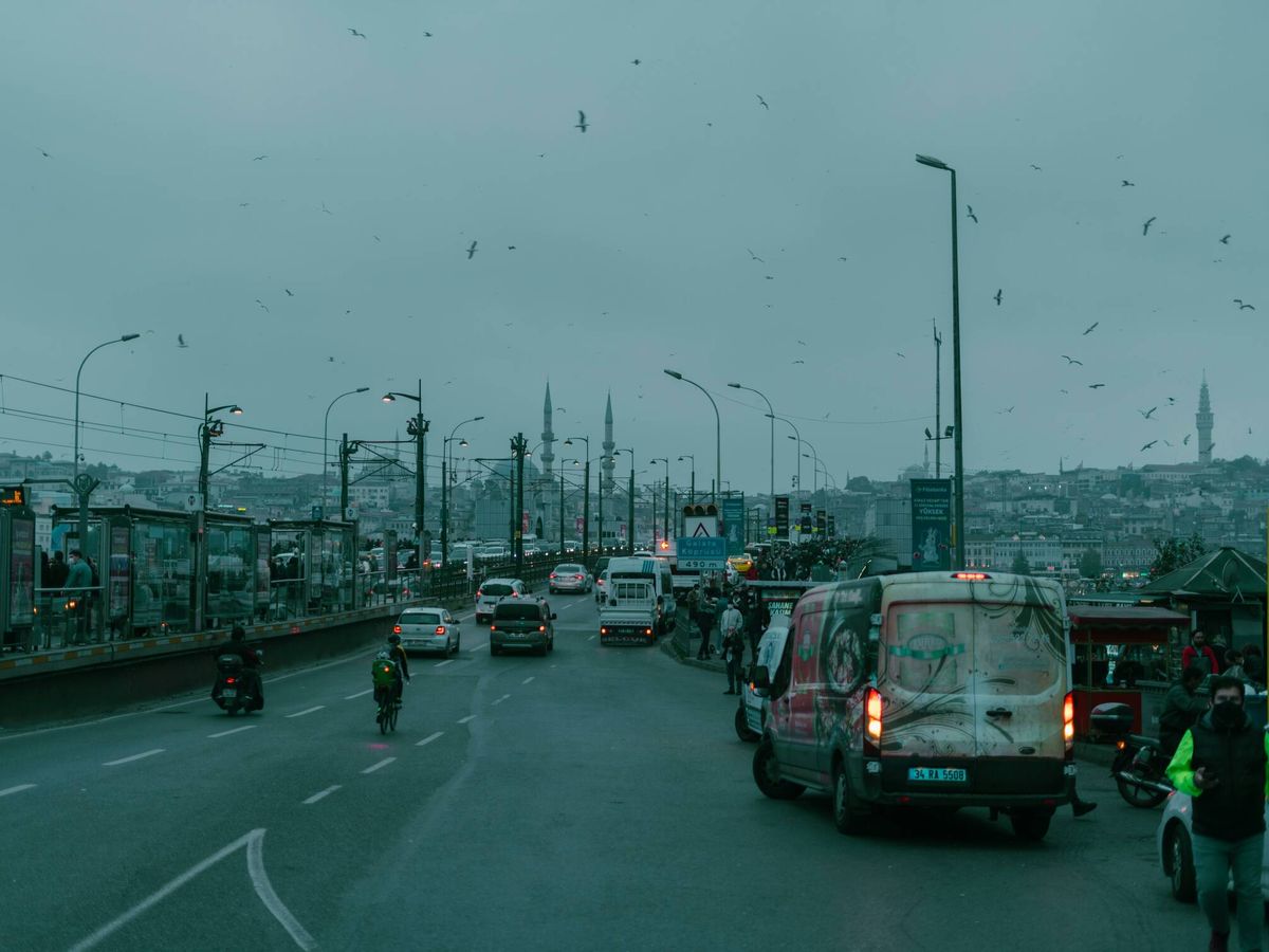 Foto: Los expertos creen que la contaminación del aire motivada por el tráfico intenso podría aumentar el riesgo. (Pexels)