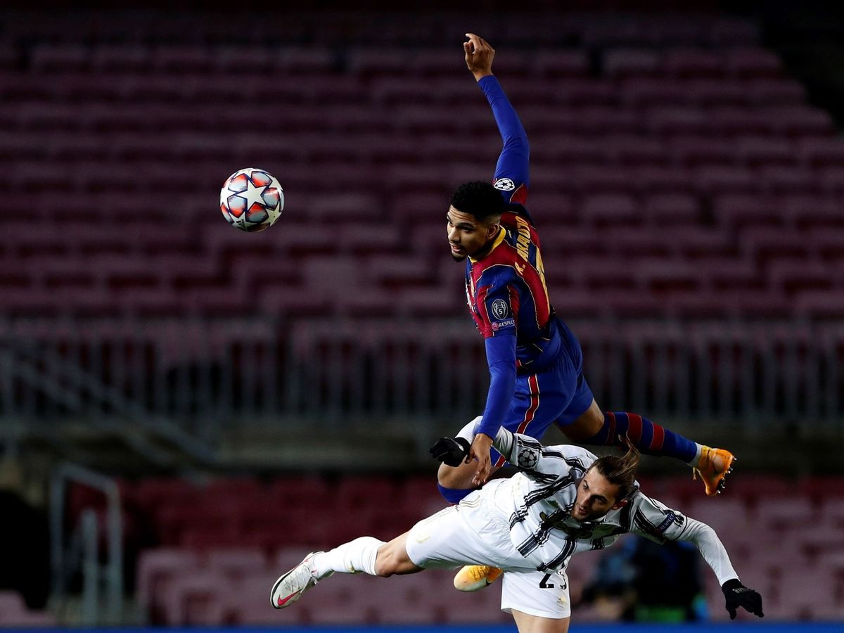 Foto: Araújo despeja un balón de manera acrobática frente a la Juventus de Turín. (Efe)