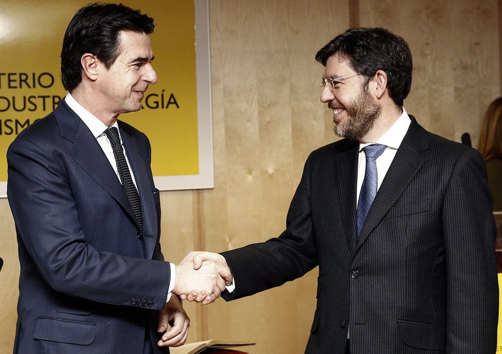 Foto: El ministro de Industria, Energía y Turismo, José Manuel Soria (i), felicita al nuevo secretario de Estado de Energía, Alberto Nadal (d). (Efe)