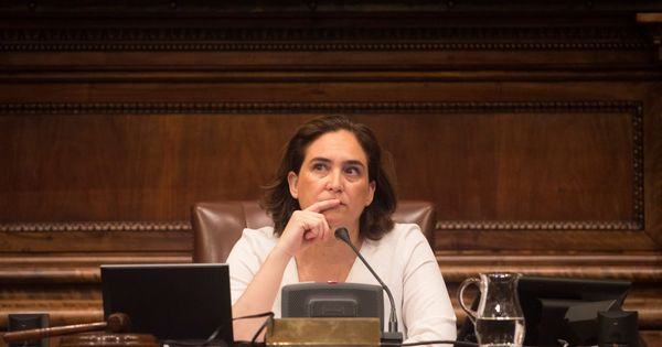 Foto: Ada Colau, durante un pleno del ayuntamiento. (EFE)