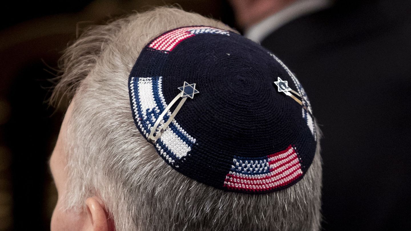 Kipá con las banderas de EEUU e Israel. (EFE)