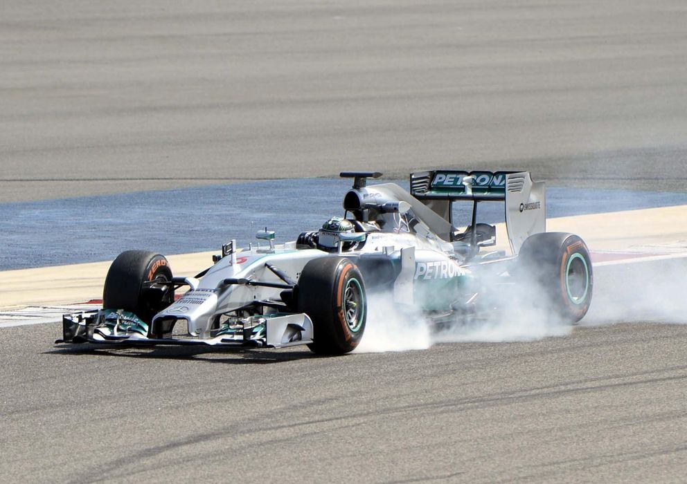 Foto: El Mercedes de Nico Rosberg quemando rueda en Sakhir.