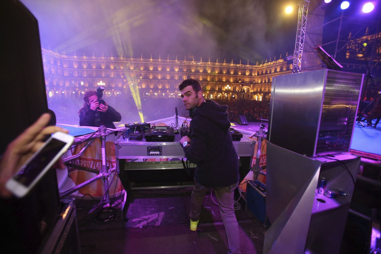 El exmotorista y actual DJ, Fonsi Nieto, en la Plaza Mayor de Salamanca (Foto: EFE/JM García)