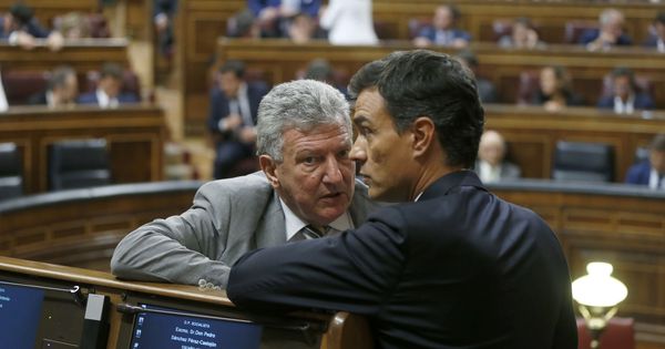 Foto: El secretario general del PSOE, Pedro Sánchez (d), habla con el diputado de Nueva Canaria Pedro Quevedo (i), en una imagen de archivo. (EFE)