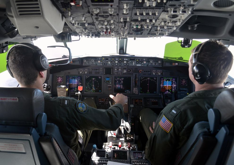 Foto: Pilotos estadounidenses durante la búsqueda del vuelo MH370 en el Océano Índico (Reuters).