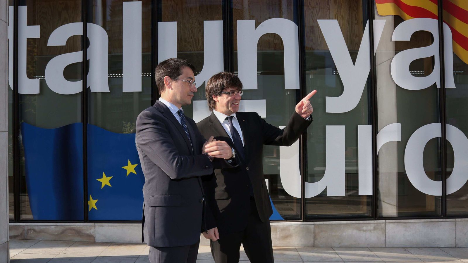 Foto: Carles Puigdemont (d), junto al Representante Permanente ante la Unión Europea, Amadeu Altafaj (i), en Bruselas. (EFE)