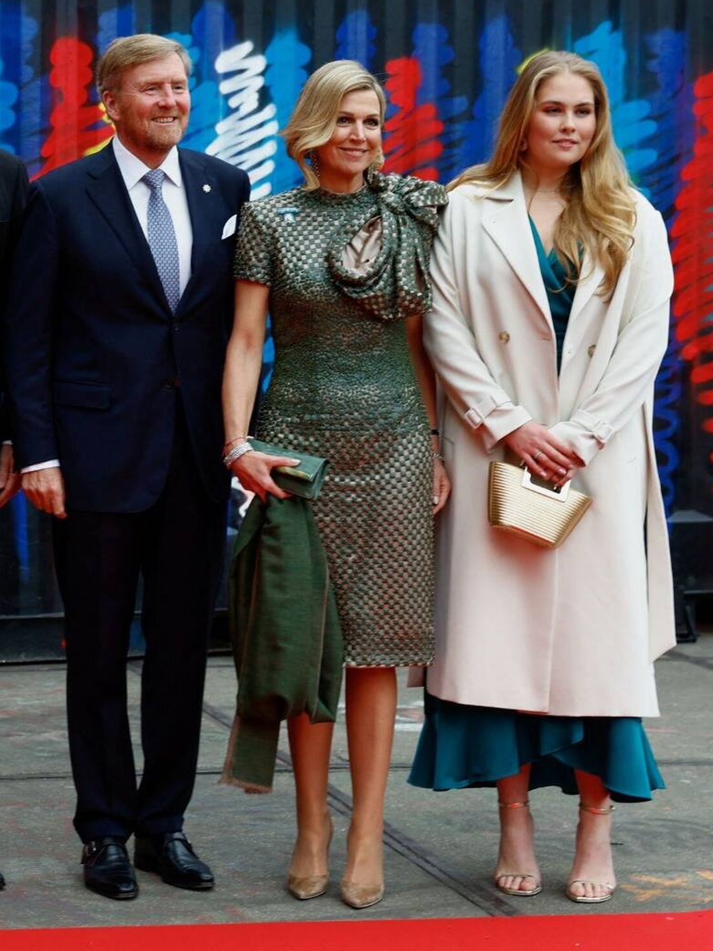 Los reyes de Holanda junto a su hija Amalia. (Reuters)