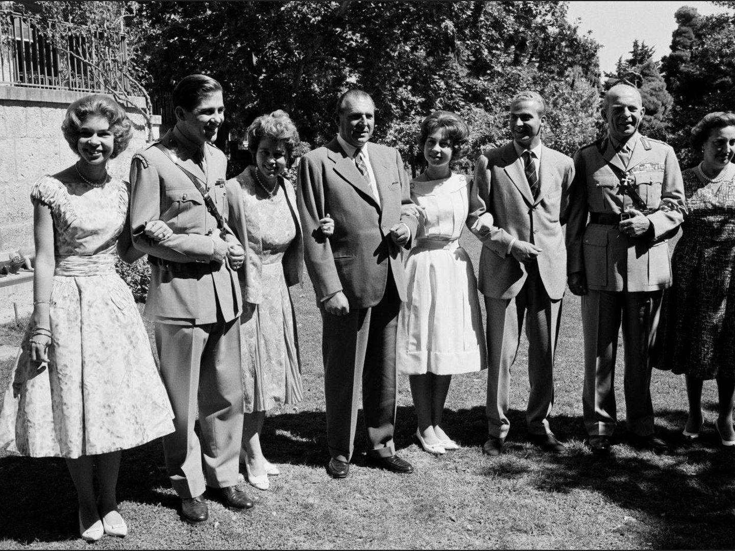 La familia real española y la griega, en 1961, cuando se anunció el compromiso de Juan Carlos con Sofía. (Getty)