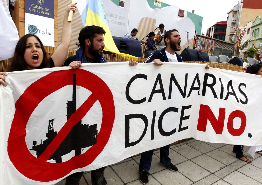 Foto: Protesta en Las Palmas contra las prospecciones petrolíferas en Canarias. (EFE)