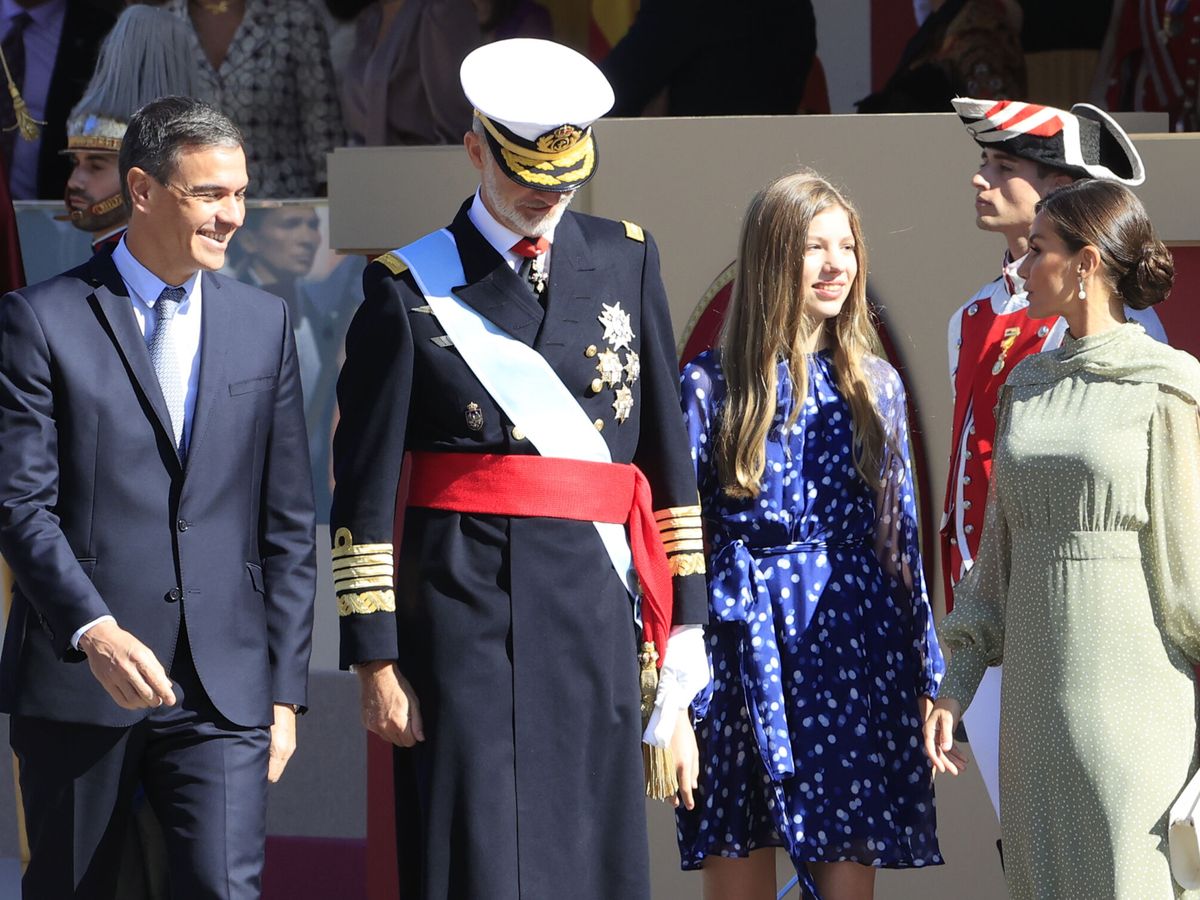 Foto: El rey Felipe VI, la reina Letizia, la infanta Sofía y el presidente del Gobierno, Pedro Sánchez (i). (EFE/Zipi)