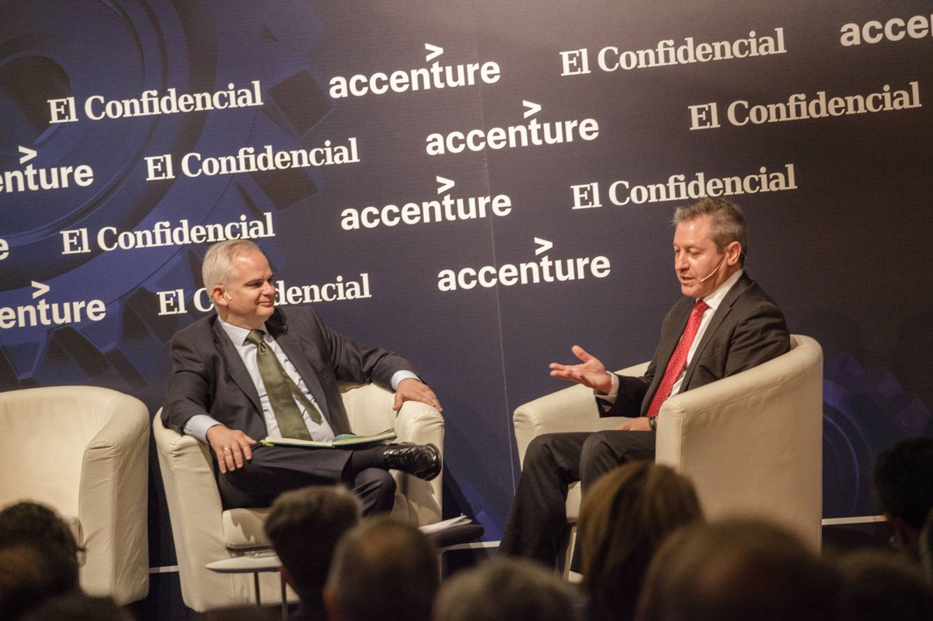 El vicepresidente de Airbus, Alberto Gutiérrez, entrevistado por el director general de El Confidencial, Alberto Artero. (Foto: Jorge Álvaro Manzano)