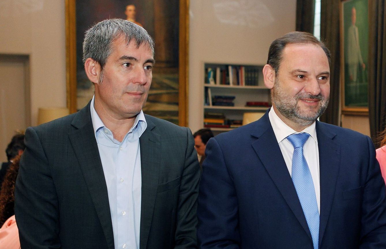 El todavía presidente canario, Fernando Clavijo, y el ministro José Luis Ábalos. (EFE)