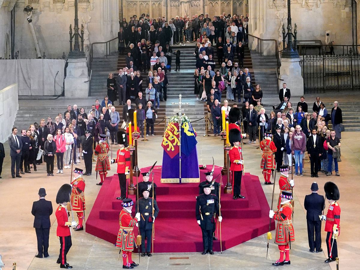 Foto: Británicos desfilan frente al féretro de la reina Isabel II, envuelto en el estandarte real con la corona del Estado imperial y el orbe y el cetro del soberano. (Reuters)